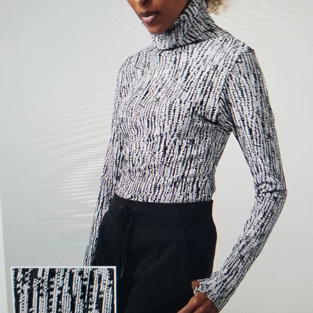 Athleta Flurry Elemental Turtleneck, Size Small. Color: Black/Bright White